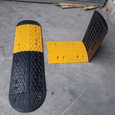 Rubber Speed Breaker Cost_Reflective
Arrow, Polymer Rubberized, Weight-27-30
KGS Approx./Per meter, Square Piece 500 x
400 x 75 MM