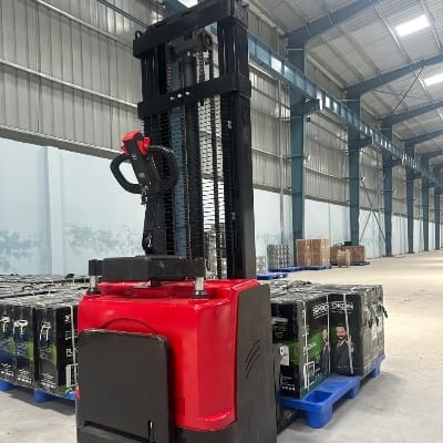 Fully electric stacker