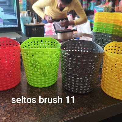 Seltosh brush stand